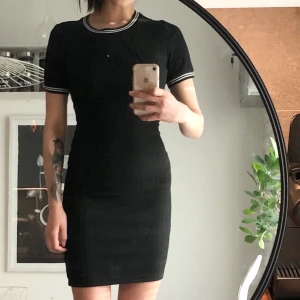 Ribbad klänning - Svart ribbad klänning som är superstretchig. Använd fåtal gånger! Jag är 167cm lång och har storlek small!