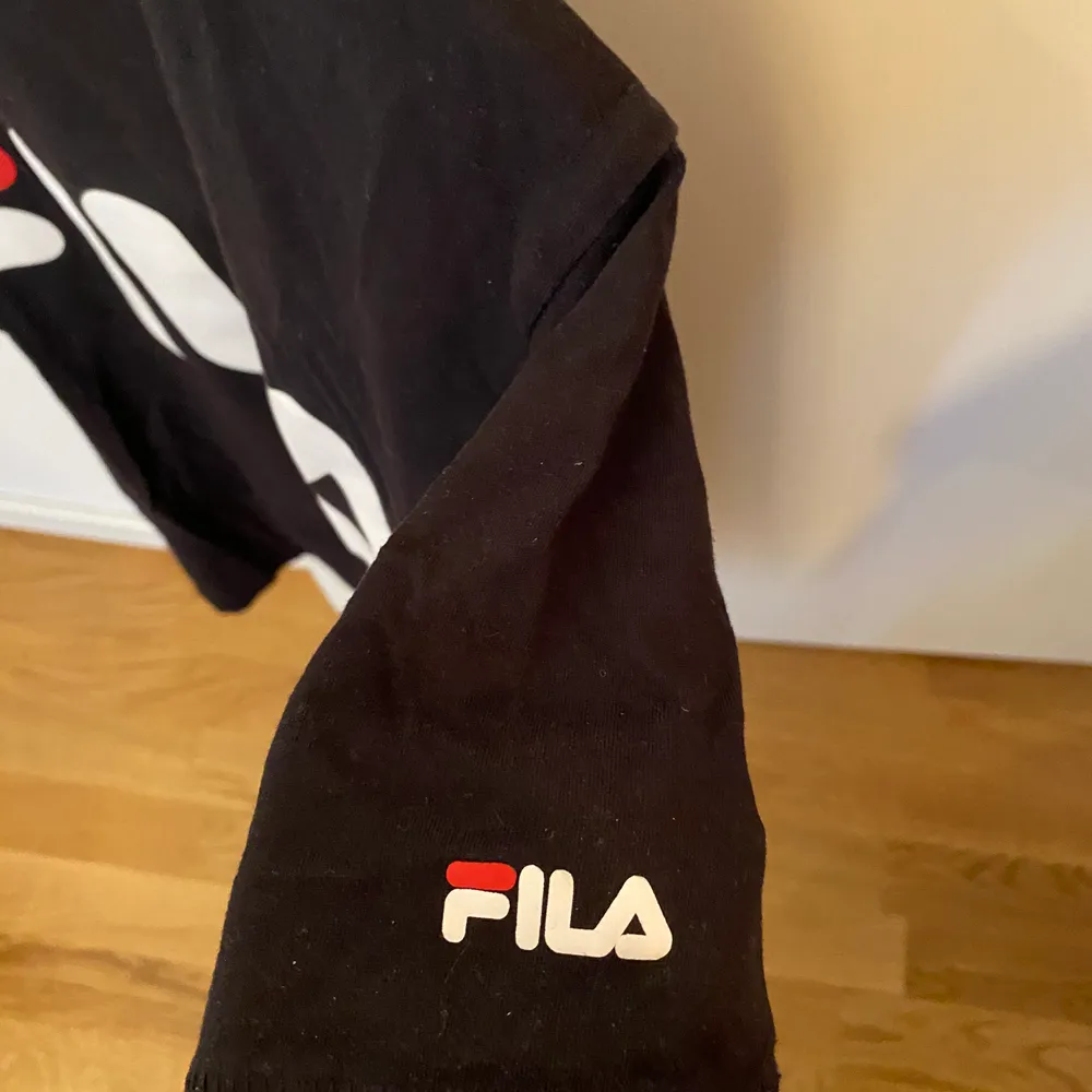 Säljer en svart tröja från Fila, mitt pris är 150kr med gratis frakt💕. T-shirts.