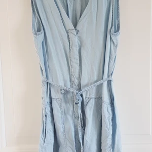 H&M concious - klänning i lyocell - Mycket bra skick, endast använd ett fåtal gånger. 100% lyocell från H&M concious. Lätt och luftig.