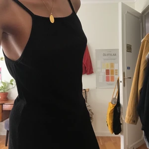 svart ribbad weekdayklänning  - svart ribbad klänning från weekday. ej använd sen skolavslutningen i nian :-)  bra skick!! slutar ovanför knäna på mig (jag är 160 cm)
