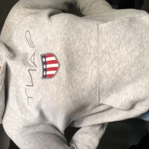Gant hoodie - Grå gant hoodie, väldigt mysig!💕 ord. Pris 800kr. Använd ett par gånger. Mycket bra skick! Dm för mer beskrivning, pris kan även diskuteras☺️