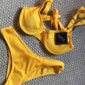  - Gul oanvänd bikini från Zaful Storlek M  Frakt tillkommer på 44kr 