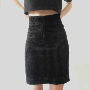  - Säljer min högmidjade sammetskjol i bredspårig manchester, knappt använd pga för stor. Märkt S men midjan är: 37 cm och längden: 53 cm. Mkt stretch.   Betalning sker med Swish. Köparen står för frakt. Kan annars hämtas upp i Hökarängen ✨