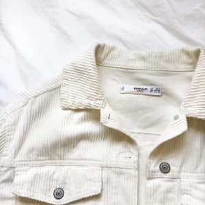 Manchesterjacka - Fin jacka som passar perfekt nu till vår/sommar. Storlek xs men är oversize i modellen så kan vara alltifrån xs till m beroende på hur man vill att den ska sitta