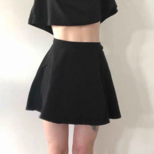  - Kjort cirkelskuren svart jeanskjol från American Apparel. Längd: 40 cm  Betalning sker med Swish. Köparen står för frakt. Kan annars hämtas upp i Hökarängen.