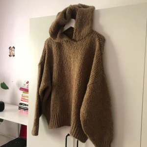 Stickad tröja med luva - oversized stickad tröja från Chiquelle som ger en speciell touch med en luva!  den är varsamt använd ett fåtal gånger så den är i mycket fint skick!   storlek XS/S