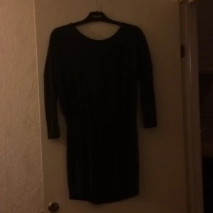  - Mörkgrå tunika från bikbok. 
