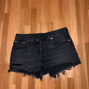 Levis shorts  - Supersnygga shorts från Levis, vet dock varken modell eller storlek. Men de är för stora för mig så skulle gissa att de är storlek 27,28, 29 - alltså runt M