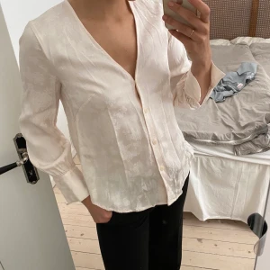 Other stories blus - Vacker blus med mönster, använd vid ett fåtal tillfällen. Nyskick. Inklusive frakt. Liten i storleken
