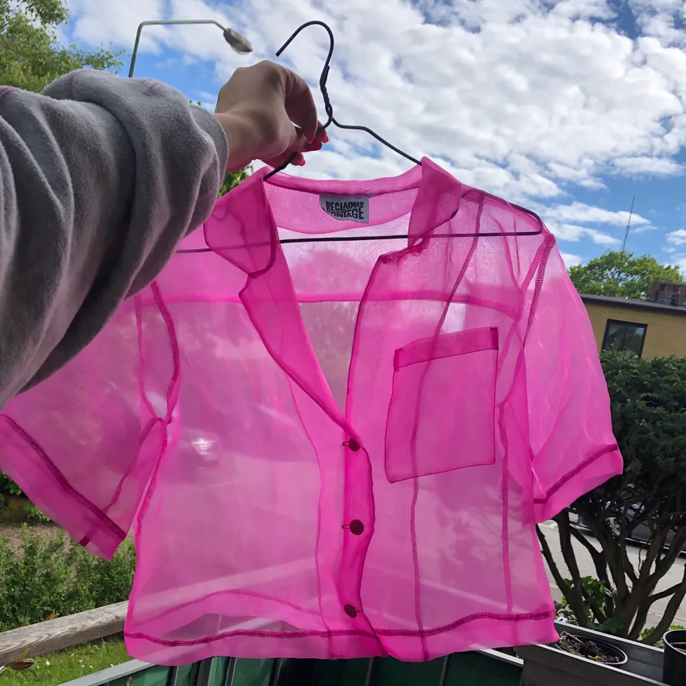 FRAKT INGÅR😀😀😀 säljer denna feeta transparenta/ meshliknande chock-rosa skjortan!! kortärmad och ganska kort.  kommer inte till användning här, den behöver ett nytt hem🥺. Toppar.