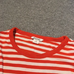 Monki - Säljer en röd/vit randig tröja från monki. Tröjan är i jättefint skick😊👍🏼
