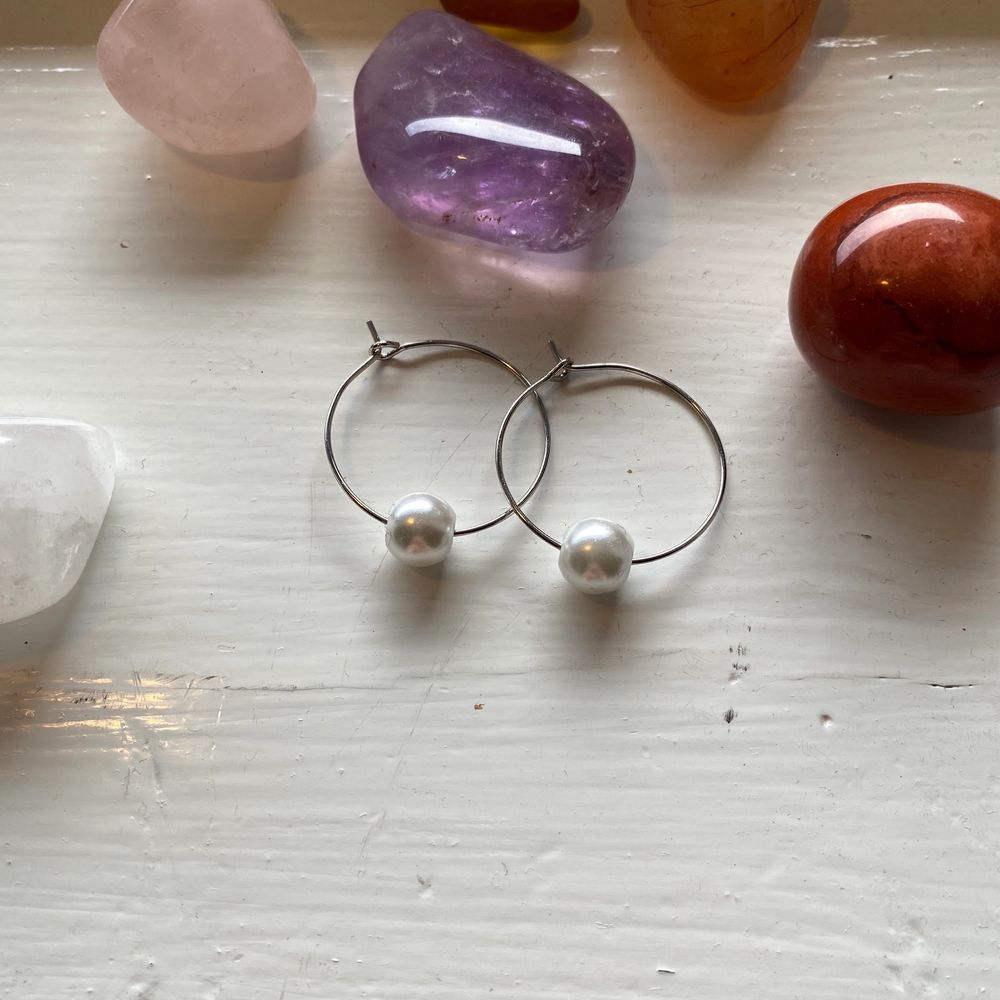 Ett par nickelfria örhängen med en vit, vaxad glaspärla🥰 Frakt INGÅR i priset✨. Accessoarer.