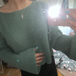 Grön/grå stickad tröja - En over size stickad tröja, lite kortare i magen. Jätte fin färg.