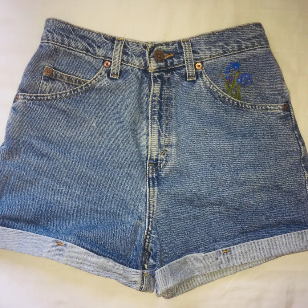 Levi’s 954 high waisted jeansshorts, inköpta på Beyond Retro. Passar till allt, superfina till sommaren! Tjockt, slitstarkt jeanstyg. Storleksmärkta storlek 5, motsvarar ungefär XS-S. Frakt tillkommer för 66 kr 🌷. Shorts.