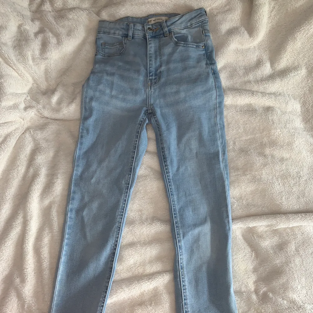 Blåa jeans från gina tricot. O använda för dom var för små i midjan, inte så strechiga mer jeans material. Jätte fin sommarfärg. Är 1,72 . Jeans & Byxor.