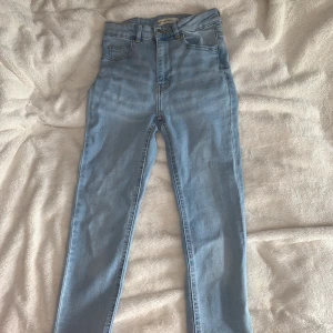 Blåa jeans - Blåa jeans från gina tricot. O använda för dom var för små i midjan, inte så strechiga mer jeans material. Jätte fin sommarfärg. Är 1,72 