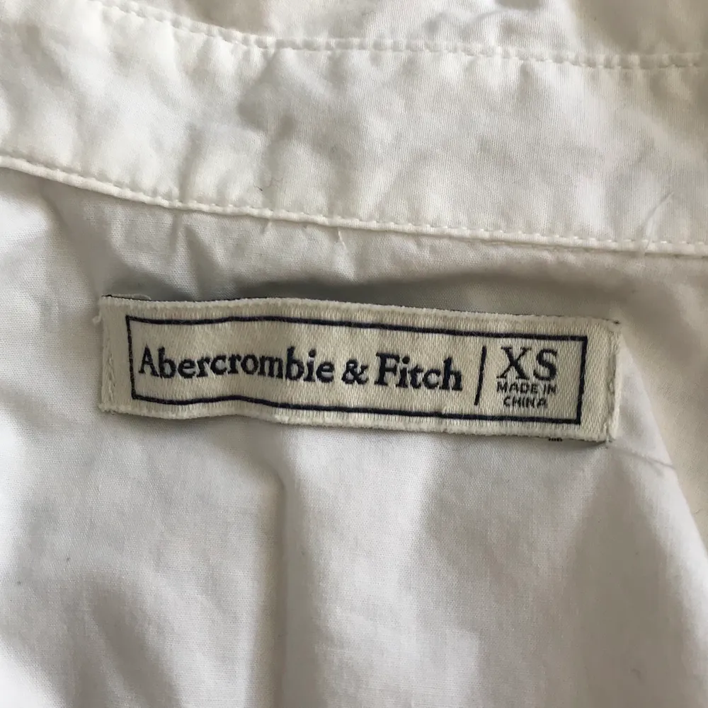 Vit skjorta/blus med cutouts och volanger på ärmen. Använd ett fåtal gånger så i bra skick! Märket är Abercrombie&Fitch. . Skjortor.
