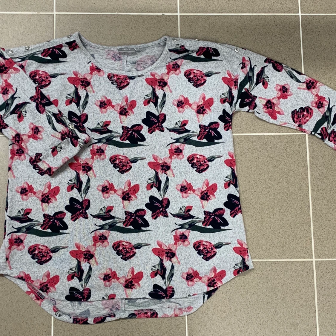 Jätte söt grå tröja med rosa blommor på!