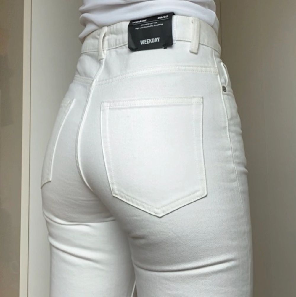 Snyggaste vita jeansen från weekday! Lappen kvar & köpare står för frakt😇. Jeans & Byxor.