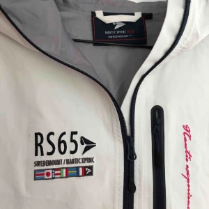  - Så fin regnjacka i superbra kvalite från bra märke! Den har tyvärr blivit för liten för mig men den är ju så fin! Köparen står för frakten ✨ Vill bli av med allt så fort som möjligt så kolla gärna in mina andra annonser också🥰