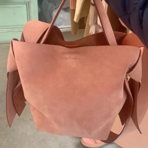 Acne Studios Musubi  - Acne Studios Musubi mini i dusty Pink. Nypris 9300