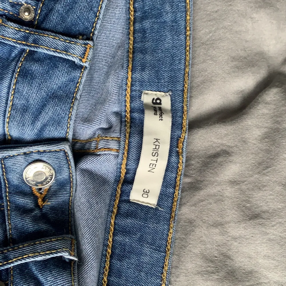 Blåa jeans med slitningar. Använda 3 gånger, mycket bra skick! Passar en S/M. Jeans & Byxor.