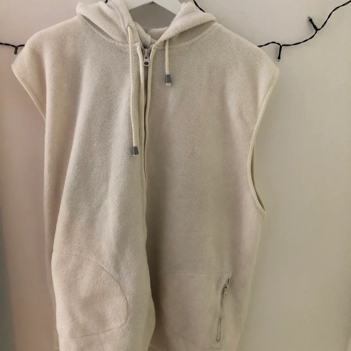 En väst i fleece material 