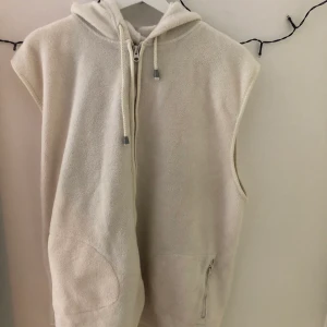 En väst i fleece material  - En super skön fleece väst som jag inte använder så mycket länge. Bra skick 
