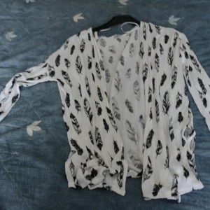  - En vit kofta med massa svarta löv på 🙈
Tyget är tunt och skönt 🙈