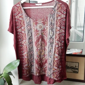  - Supermjuk och skön t-shirt från Urban outfitters. Lite längre baktill och stor i storleken, mer som en L. Jag har använt den som en oversizetshirt. Använd men i fint skick! 