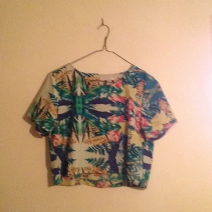  - Kort tröja med "djungel"-tryck. Köpt i Berlin. Sparsamt använd. 