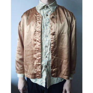  - Kopparfärgad glansig skjorta/blus i sidenkänsla (polyester).