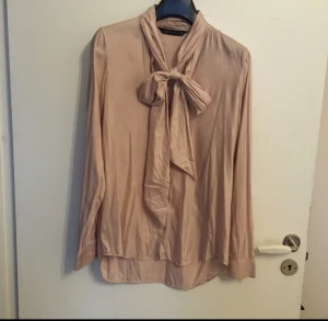  - Blus från Zara, använd endast en gång. Finns ett avtagbart band som kan knytas runt halsen.