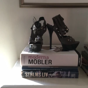  - Coola klackar i grått från asos med nitar. 