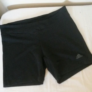  - Helt oanvända shorts från Stadium i märket ADIDAS i svart mjukt träningstyg. Något kortare än cykelbyxor, mer som hotpants. Passar strl S-M