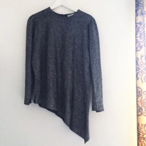  - Bli coolast på dansgolvet i denna silvriga topp! Ej markerad med storlek men passar en M! ✨