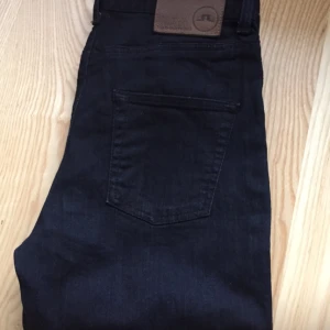  - Jeans från J.Lindberg, använda 1 gång pga fel storlek, i nyskick. Stretch. Hög midja.
