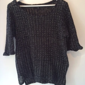  - Stickad grå/svart tröja från Topshop. Trekvartsärmar. säljes pga använder aldrig. 