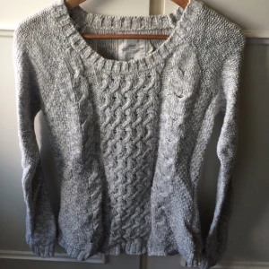  - Snygg stickad grå tröja i fint skick använd ett fåtal gånger 