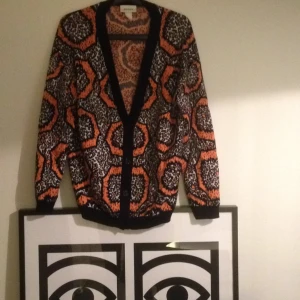  - Kofta i storlek M från Monki.
Möts upp i Stockholm eller hämtas av köparen.
Swish finns!