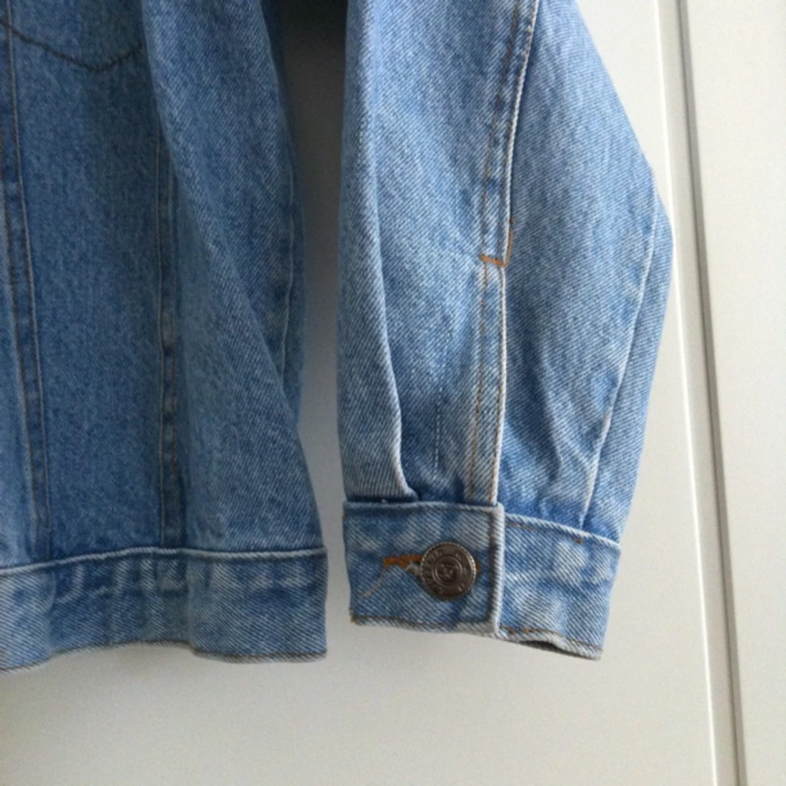 Jeansjacka. Stl S. Ganska kort i ärmen.  - 1380026862