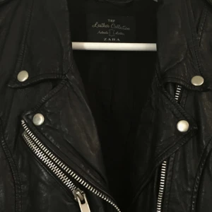  - Black "authentic" leather jacket from Zara. Bought a couple years ago. Perfect worn-out style. Fits extra small/small. 

Priset går att diskuteras. Tar Swish-betalningar.
