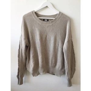  - Mjuk stickad tröja med kabelmönster på ärmarna som också är något oversize. Använd ett fåtal gånger. 