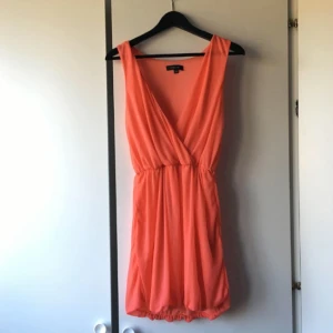  - Klänning från New yorker. Aldrig använd. Mycket bra skick! Färgen är mer åt korall! Köparen står för frakten! Tar även emot betalning via swish!