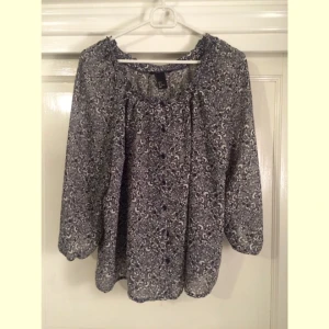  - Söt blus från H&M i mycket bra skick!