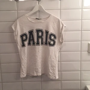  - Jag säljer min T-shirt ifrån BikBok i storlek S då den knappt blivit använd. Den har två små små fläckar men är annars bra skick. Jag tycker den är storleksenlig men skulle även passa M!