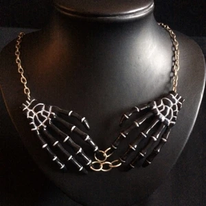  - Skeletthänder halsband  