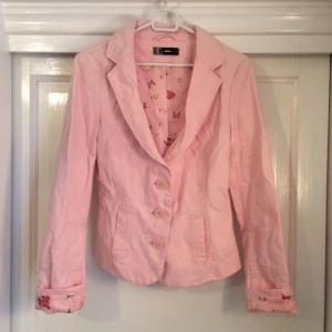  - Rosa kavaj med blommigt tyg på insidan som syns om man viker upp ärmarna. Från ONLY. 🌸 Skickas, köparen står för frakten 💌