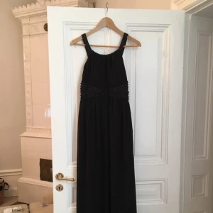  - Säljer en svart långklänning / galaklänning i storlek S-M, en gång använd och i nyskick. Köpt från Nelly.com 