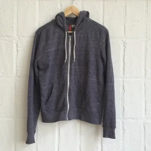  - Hoodie från divided
Stl 42 
Tajt fit
